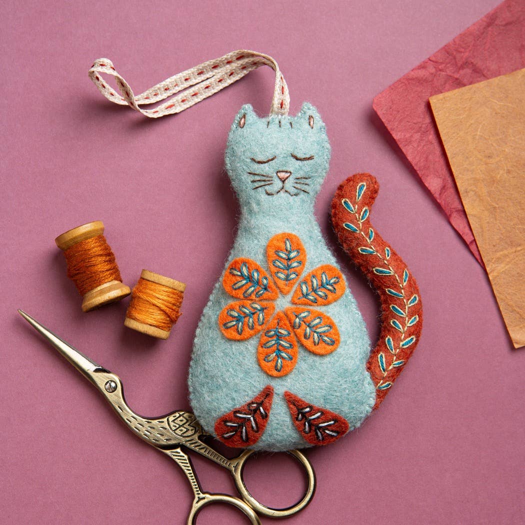 Folk Cat Felt Craft Mini Kit: English
